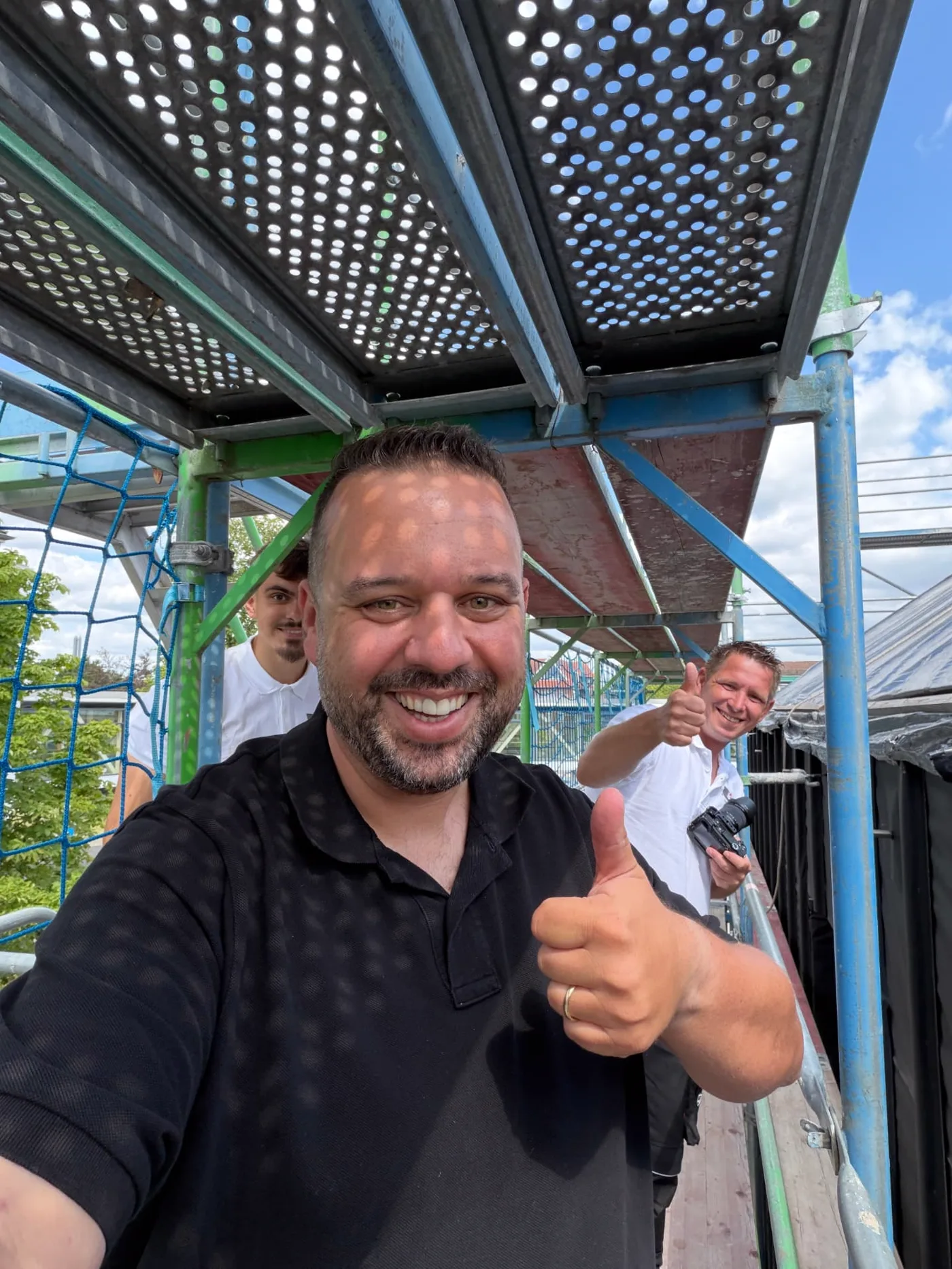 Andreas Schmitz mit dem Team auf dem Gerüst einer Baustelle